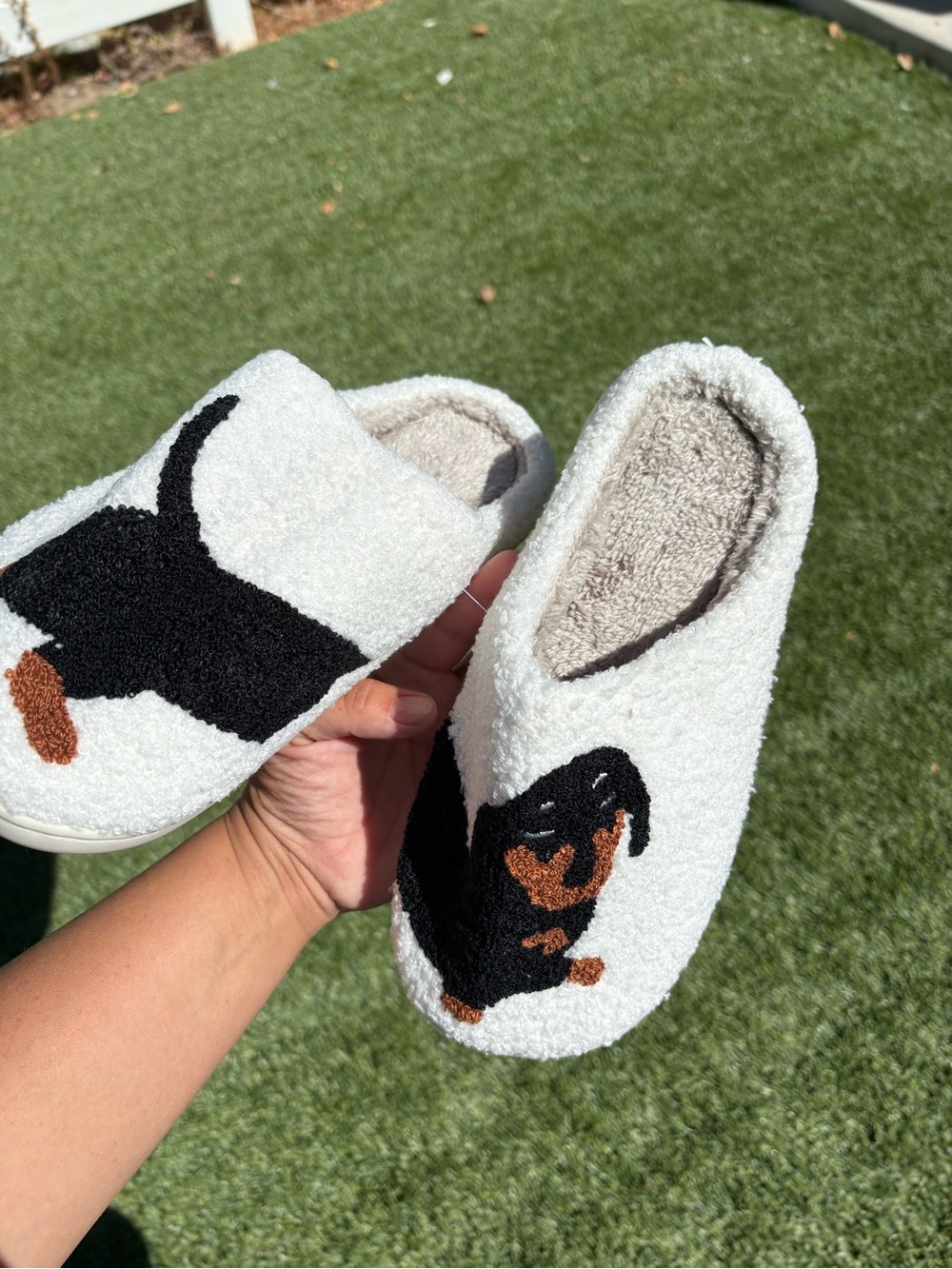 Cozy Dachshund Dog Slippers - White and Black NWT Size (Fits a Women’s 7.5) - Picture 4 of 6